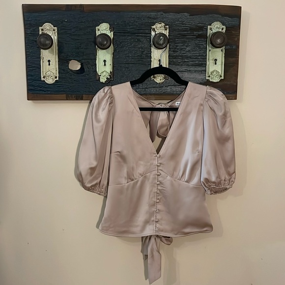 Abercrombie & Fitch Champagne Satin Blouse with Open Tie Back Size Small - Picture 5 of 17